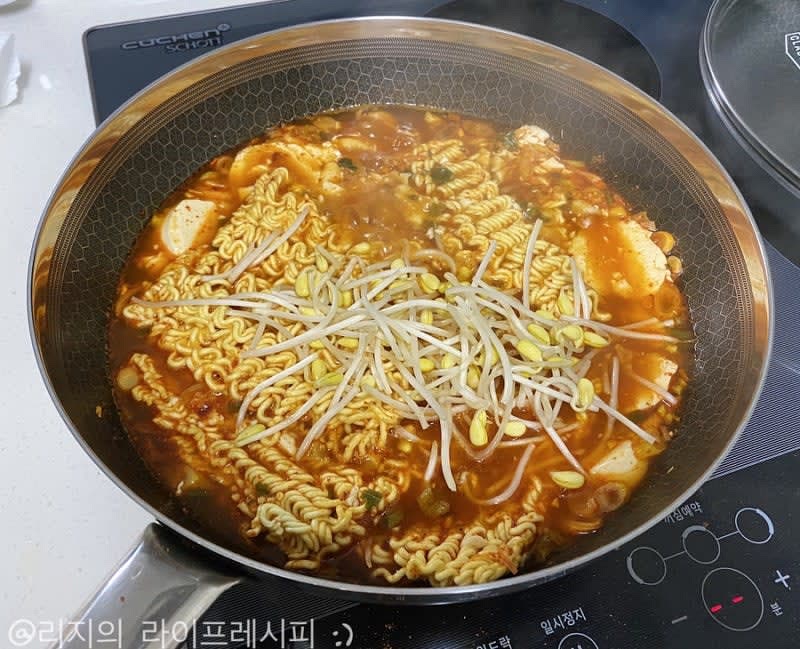 마무리로 콩나물도 넣어서 저어주고, 마무리로 대파와 청양고추, 후추도 뿌려주세요