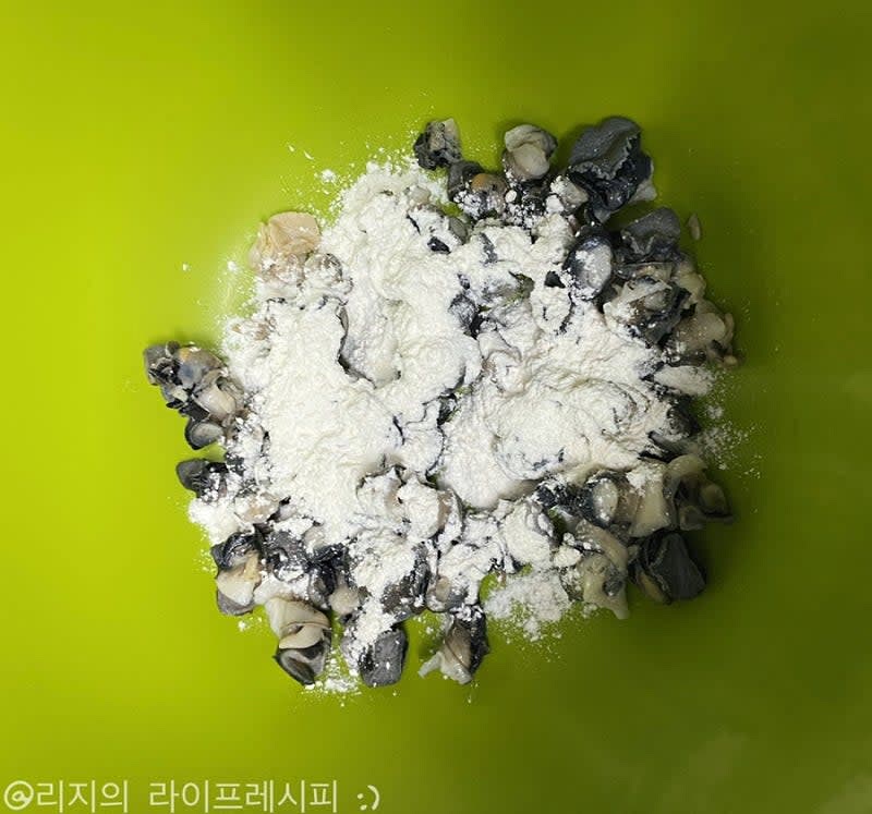 우렁이에 밀가루를 넣고 조물조물 문질러 불순물을 흡착하여 빼준 뒤 물에 깨끗하게 헹궈주세요