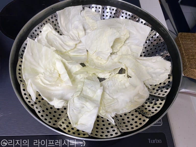 쌈밥에 먹을 양배추는 찜기에 넣어 쪄주세요