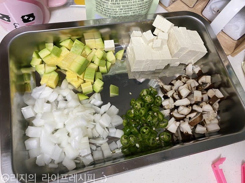 강된장에 들어갈 재료들을 깍둑썰기 스타일로 잘게 잘라주세요