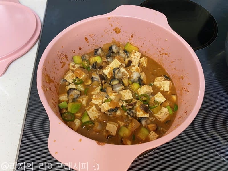 멸치육수 100ml를 넣어 끓여주다가, 두부와 청양고추, 우렁이도 넣어서 3분정도 더 끓여주면 완성입니다
