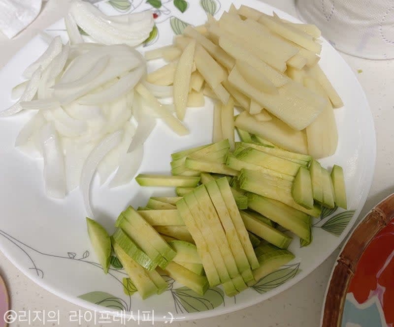 멸치다시마육수를 내주고, 애호박과 감자, 양파는 적당히 채썰어주시고 대파와 청양고추도 송송 썰어주세요