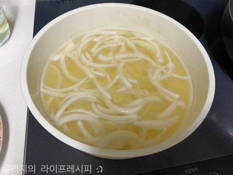 육수가 끓으면 양파와 감자를 넣고, 3분정도 끓여준 뒤 양념장을 풀어주세요