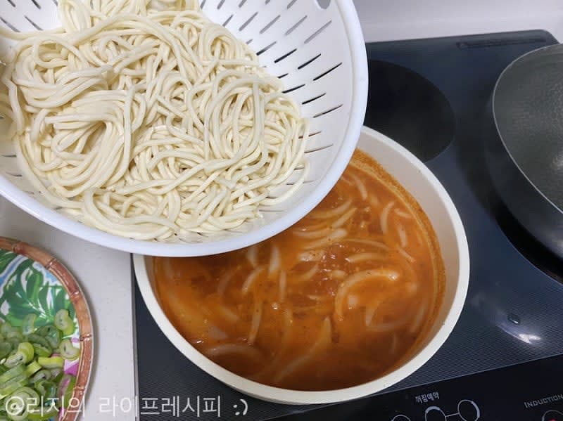 칼국수면은 밀가루를 잘 털어서 양념 육수에 넣고 풀어주면서 5분정도 끓여주세요