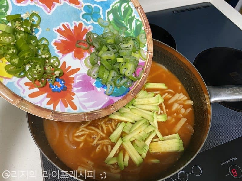애호박, 청양고추를 넣고 좀 더 끓여주다가 풀어둔 달걀을 넣어 한소끔 더 끓여주면 완성이에요