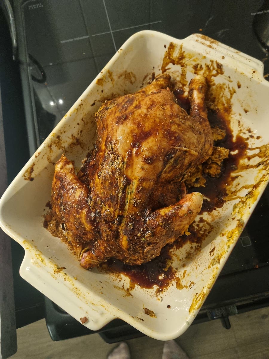 Doe in het bakje waar de boter in zat de marinade maken. Voeg de ketjap, soyasaus en honing toe en meng dit met een kwastje goed. Smeer dan de gehele kip goed in