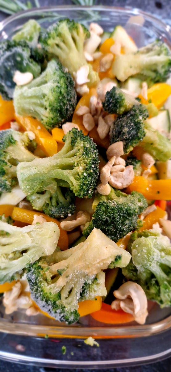 Für ca. 30 Minuten auf der mittleren Schiene backen, bis die Mie Nudeln und das Gemüse gar sind.