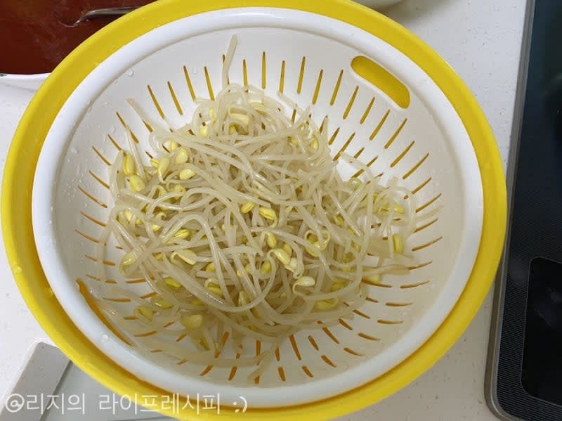 콩나물은 끓는 물에 약 3~4분 정도 삶아서 찬물에 헹구고 물기를 제거해주세요