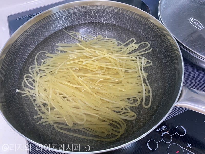 물이 끓으면 풀어둔 쫄면을 넣고 약 5분정도 삶아서 찬물에 잘 헹궈준 뒤, 재료들과 함께 면기에 잘 담아주세요