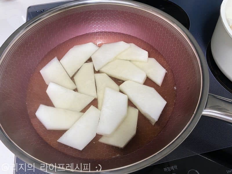 냄비에 무를 깔고 육수를 부어 약 15분정도 끓여 무를 먼저 어느정도 익혀주세요