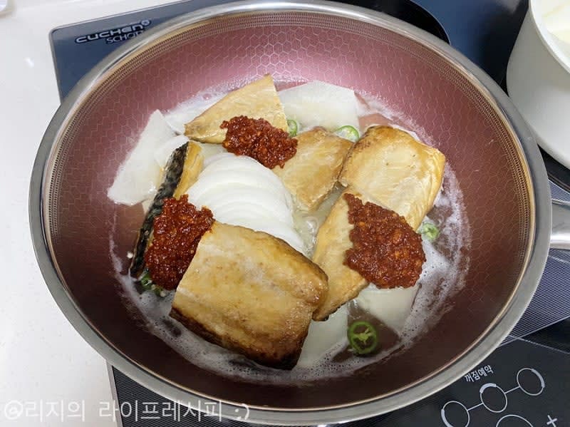 고등어와 양념장, 양파를 넣고 센불에서 약 10분정도 끓이다가, 무에 양념에 베어들면 불을 줄이고 대파와 청양고추를 넣어 2분정도 더 끓여주세요