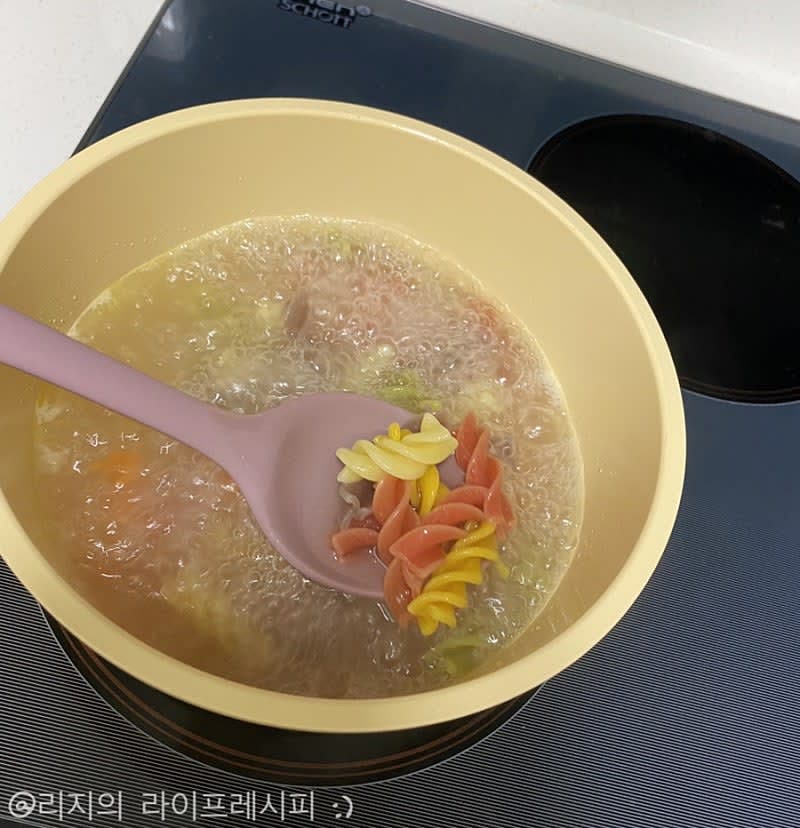 물을 끓여 올리브오일과 소금을 넣고, 푸실리를 11분정도 삶아주세요