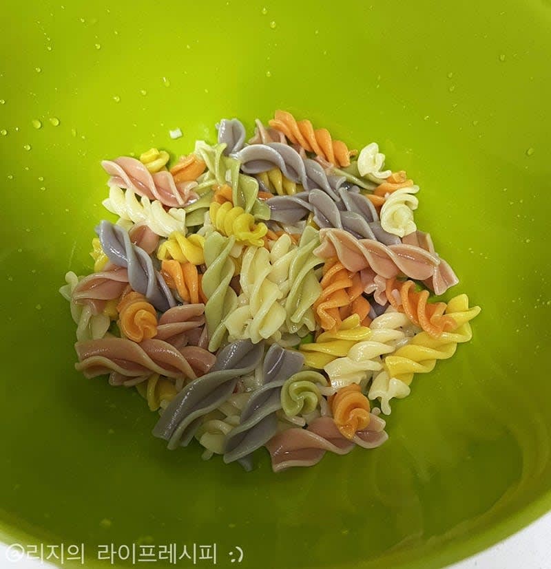 삶은 푸실리를 볼에 담고 올리브오일을 뿌려 섞어주세요