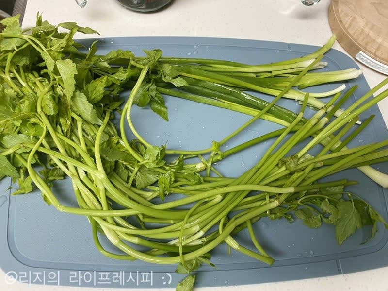 미나리와 쪽파를 1cm 길이 정도로 잘게 잘라서 준비해주세요