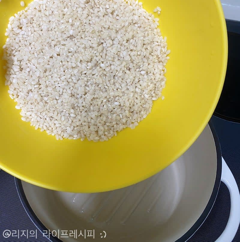 예열된 팬에 올리브오일 100ml 정도 꽤 넣어주고, 재워둔 연어를 올려 양면이 노릇해지도록 구워준뒤, 쌀 2컵을 넣고 물 2컵, 연어 재워두었던 육수를 2큰스푼 넣어 중불에서 끓여주세요