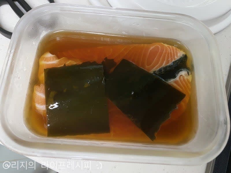 다시마냉침육수를 만들어주고, 그릇에 연어를 넣고 육수를 넣고 맛술, 진간장, 쯔유, 다시마를 올리고 냉장고에서 3시간 숙성해주세요