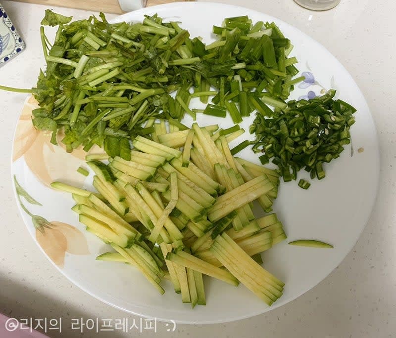 전에 들어갈 재료들을 손질해주세요