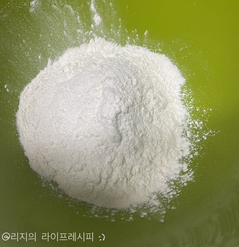 부침가루와 튀김가루를 같이 넣고 물을 부어 잘 풀어주세요