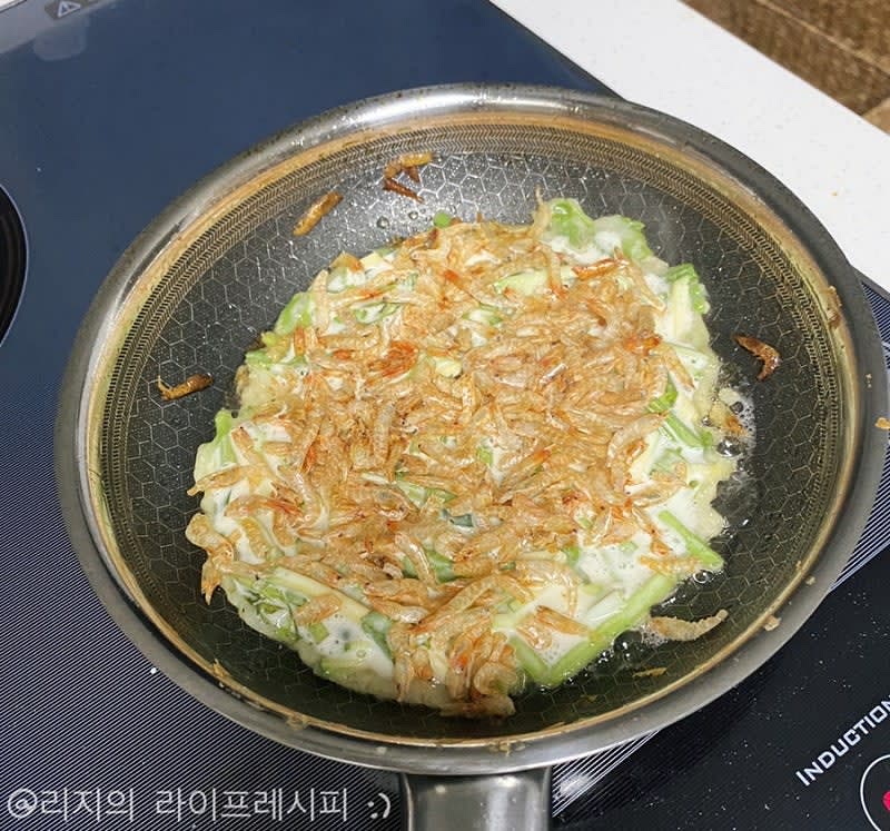 예열된 팬에 식용유를 두르고 국자로 반죽을 잘 펴서 중불에서 구워주세요