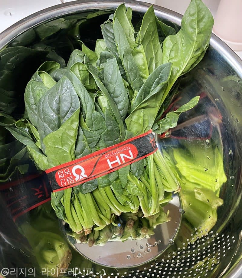 시금치 한단을 깨끗하게 씻어준 뒤, 뿌리부부은 잘라주세요