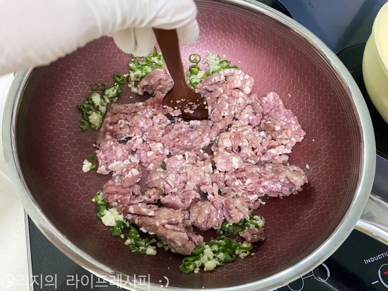 예열된 팬에 식용유를 넣고 다진마늘과 청양고추를 볶다가, 다진돼지고기를 넣어 잘 볶아주세요
