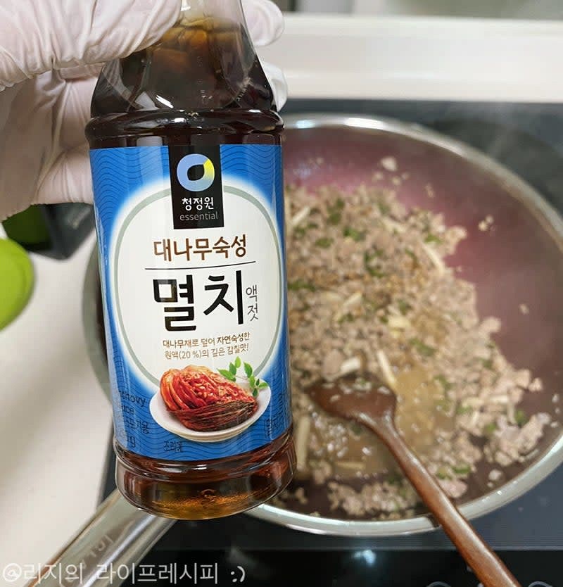 돼지고기가 익어가면 양념재료를 넣어 소스가 어우러지도록 볶아주세요