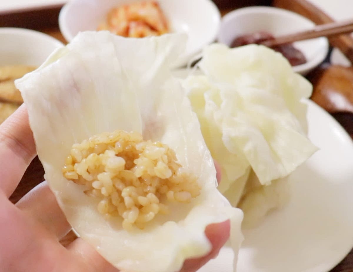 흐르는 물에 씻어낸 양배추를 준비해요.