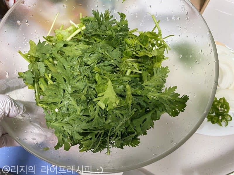 알탕에 들어갈 재료들을 다듬어주세요. 양파, 대파, 청양고추는 채썰어주시고, 쑥갓 미나리는 5cm 길이로 잘라 준비해주세요