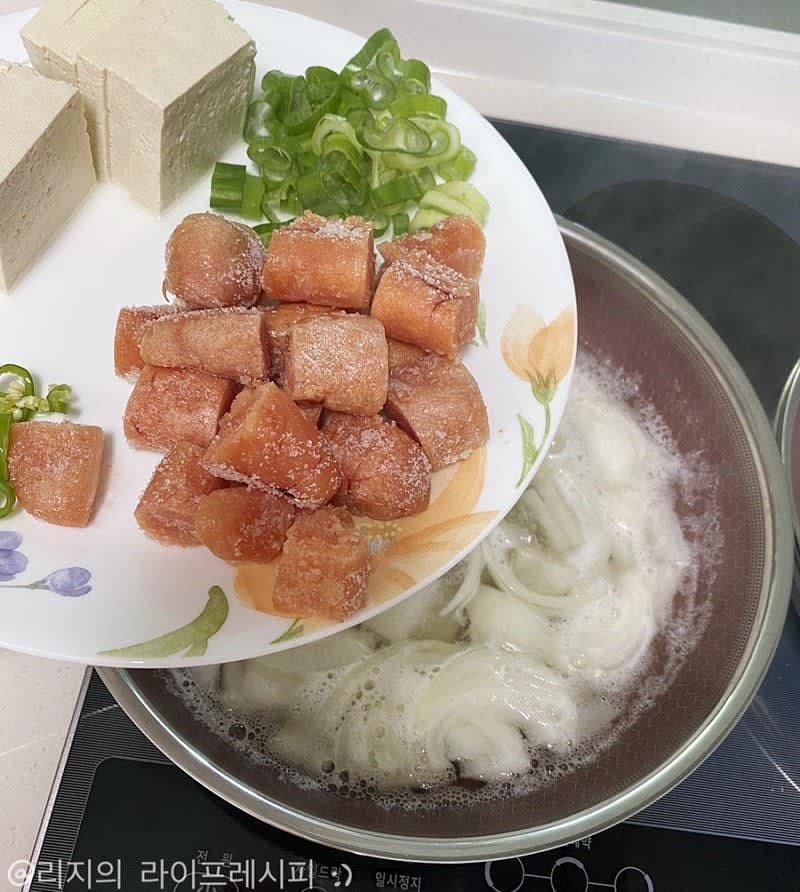 육수가 끓으면 무를 먼저 넣고 익히다가 양파도 넣고, 명란젓도 넣어 익혀주세요