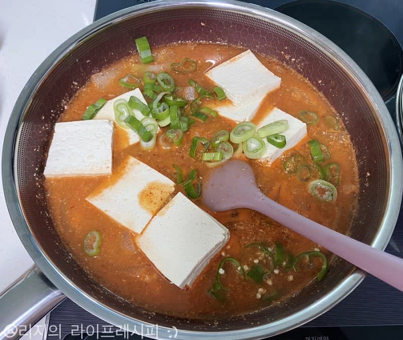 양념장도 넣어 살살 풀어주고, 두부 대파 청양고추도 넣어 4분정도 끓여주세요. 그 뒤에 쑥갓과 미나리, 두부 넣어주고 한소끔 끓여주면 완성입니다
