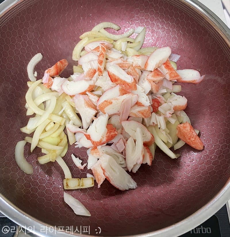 예열된 팬에 올리브오일을 넣고 양파를 충분히 볶다가, 게살도 넣어 볶고 물을 넣어 끓여주세요