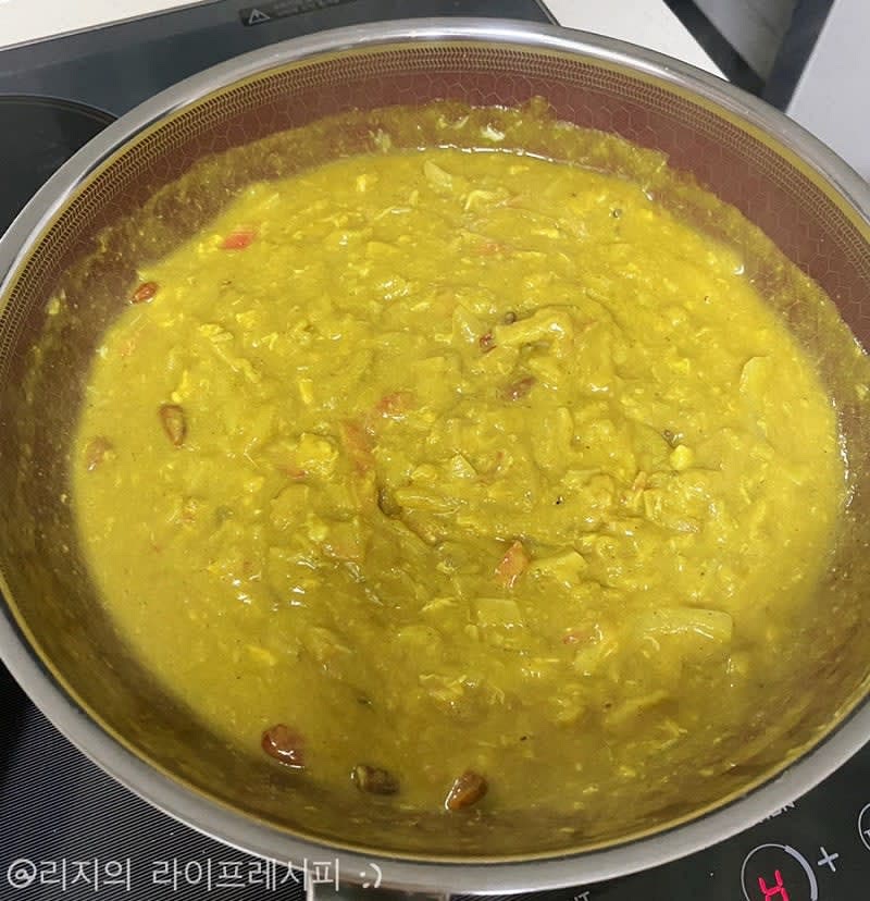 물에 커리가루를 풀어준 뒤에 넣어서 끓이고, 페페론치노와 후추, 달걀물을 둘러주어 약 3분정도 더 저으며 끓여주세요