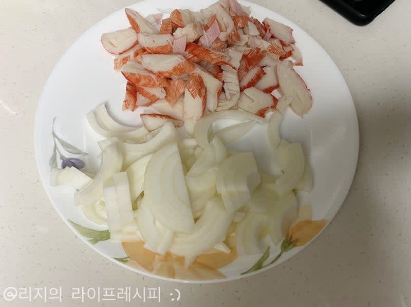 크래미와 양파를 적당한 크기로 잘라서 준비해주세요
