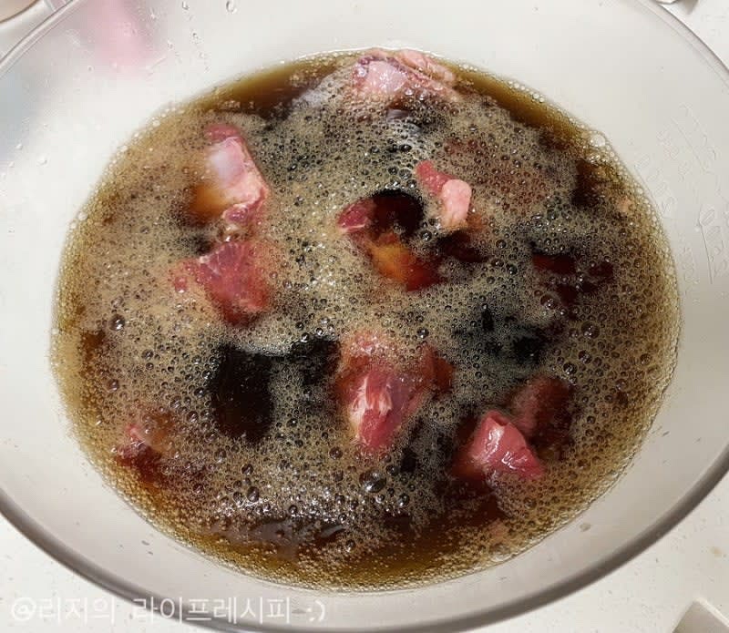 찜용 소갈비는 물에 한번 씻어주고, 볼에 담아서 콜라를 부어 약30분정도 담궈주세요