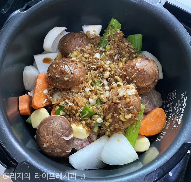 전기밥솥에 데쳐둔 소갈비를 넣고 야채들을 담아준 뒤에, 2차로 소갈비를 또 담고 야채와 표고버섯을 올려준 뒤, 양념장을 넣어주세요