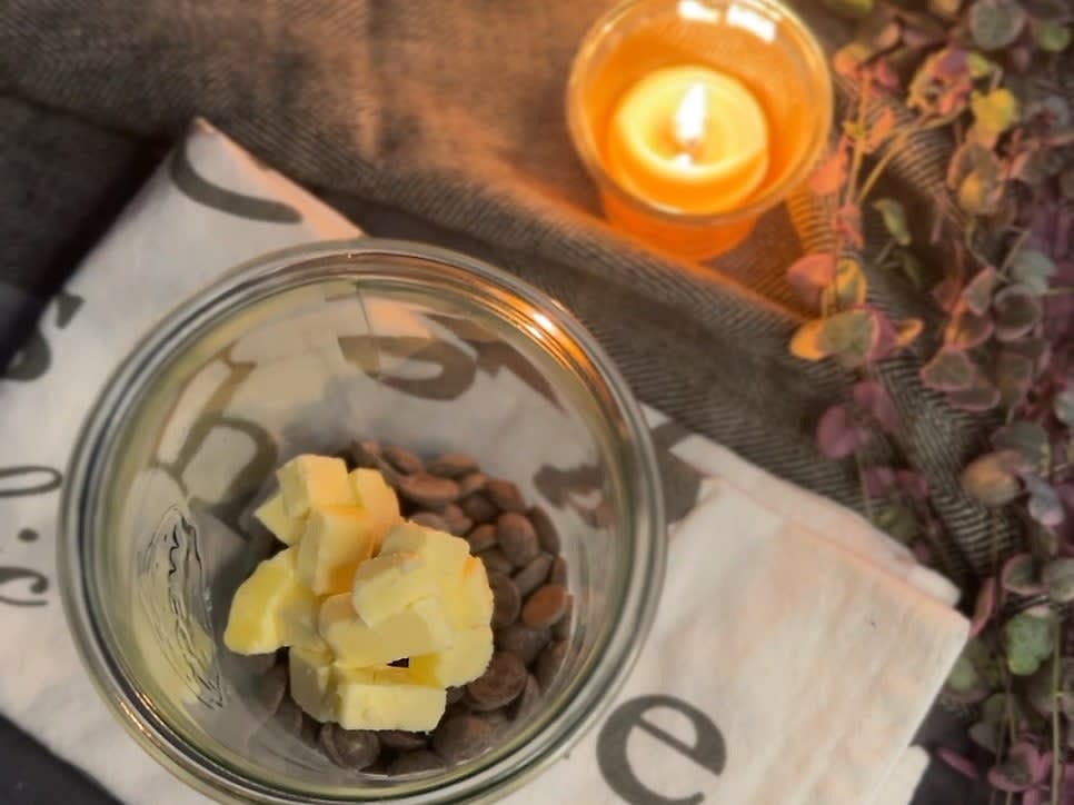 머그컵 또는 볼에 초콜릿과 버터를 전자렌지에 녹고 섞어줍니다