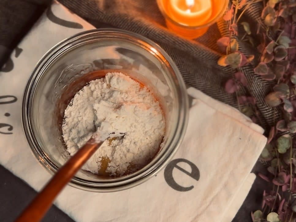 2. 설탕 달걀 박력분 우유를 순차적으로 넣고 섞어줍니다.