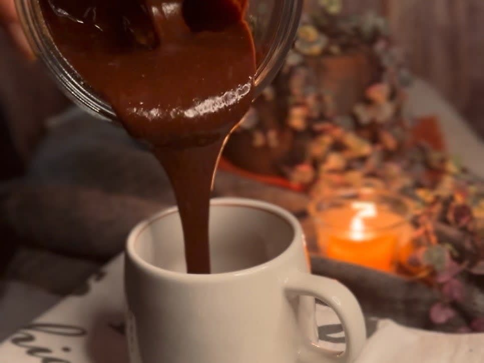 3. 바나나를 잘 반죽과 섞어도 좋고, 층으로 나누어 레이어도 가능합니다.