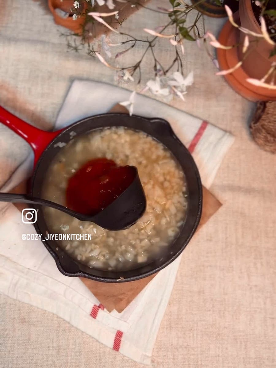 육수와 소스를 넣고 섞고 약간 졸인듯한 느낌으로 끓여주세요