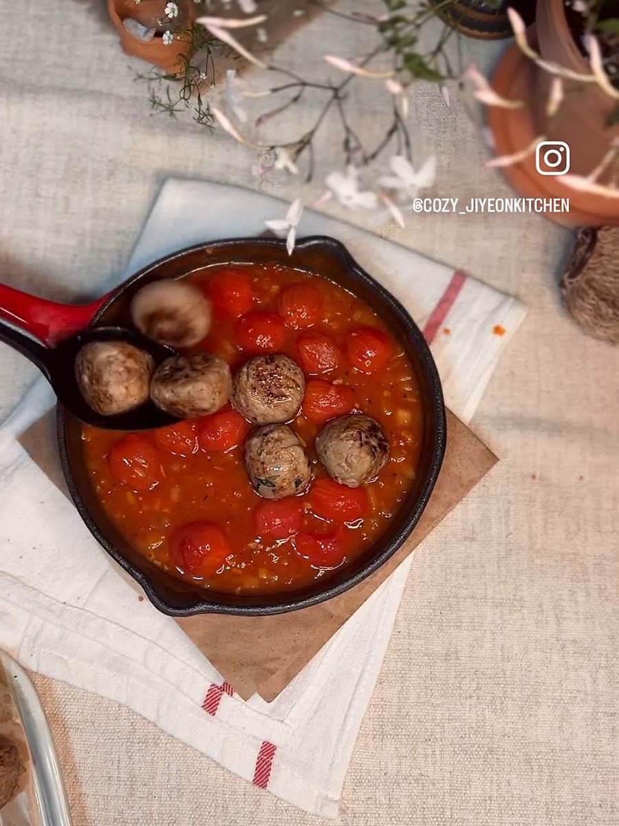 적당하게 끓여진 후 토마토를 넣고 미트볼을 넣어 나머지 속 안쪽까지 잘 익혀 줍니다. ​