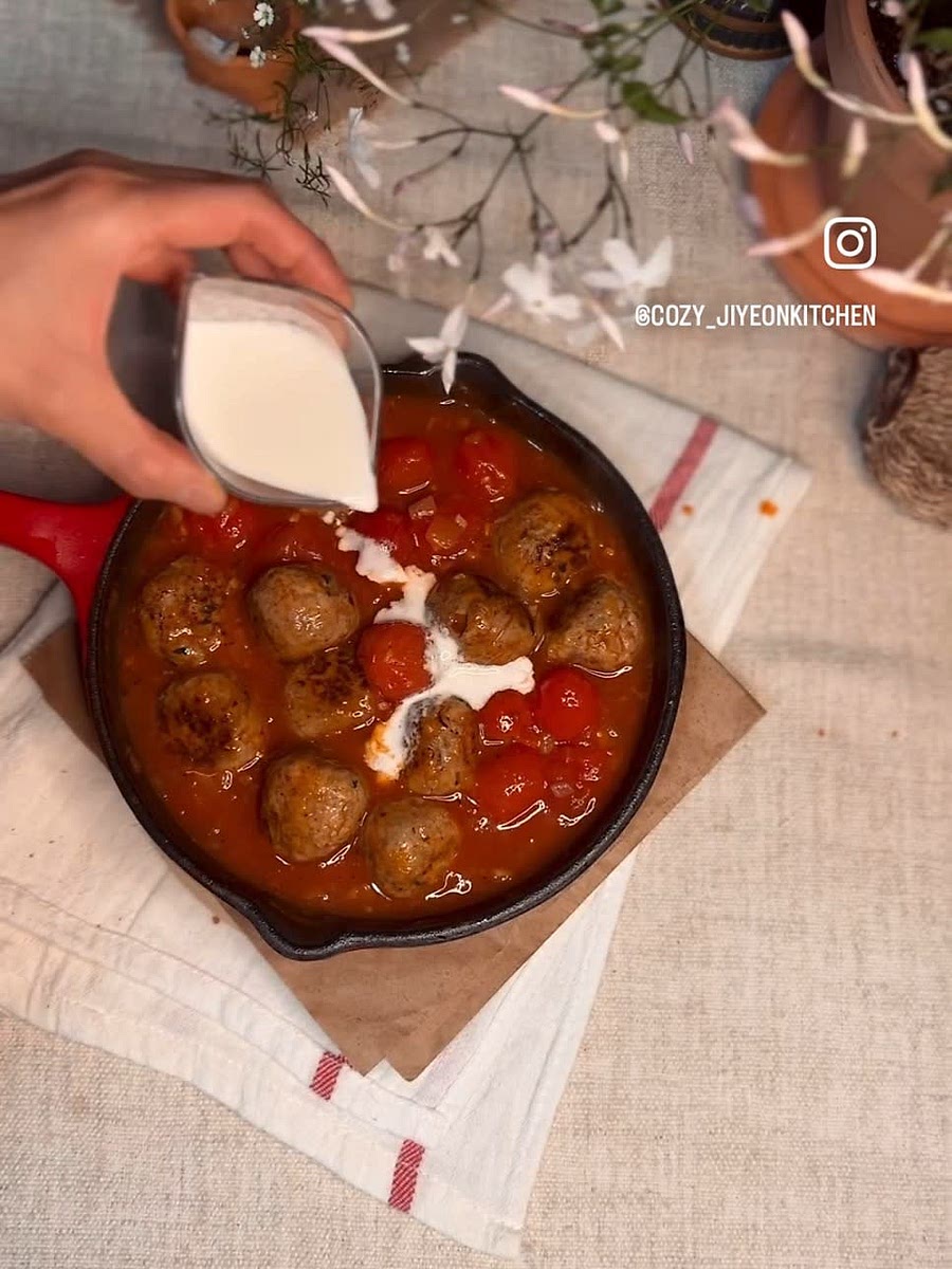 마지막으로 다 익혀지면 생크림과 발사믹소스를 넣어 감칠맛을 더해 줍니다.