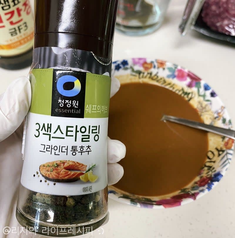 양념재료를 섞어 양념장을 만들어주세요