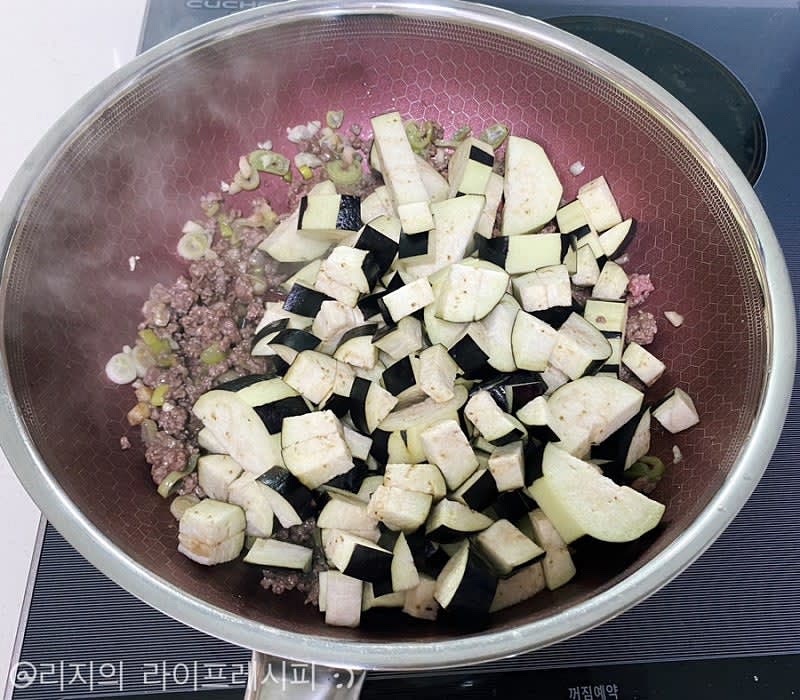 예열된 팬에 올리브오일을 넣고 대파와 마늘을 잘 볶아주다가, 소고기도 넣어서 볶아주세요
