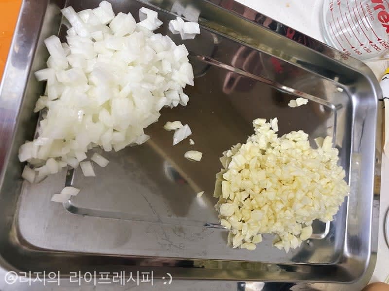냉동새우는 해동해주고, 양파와 마늘을 다져서 준비해주세요