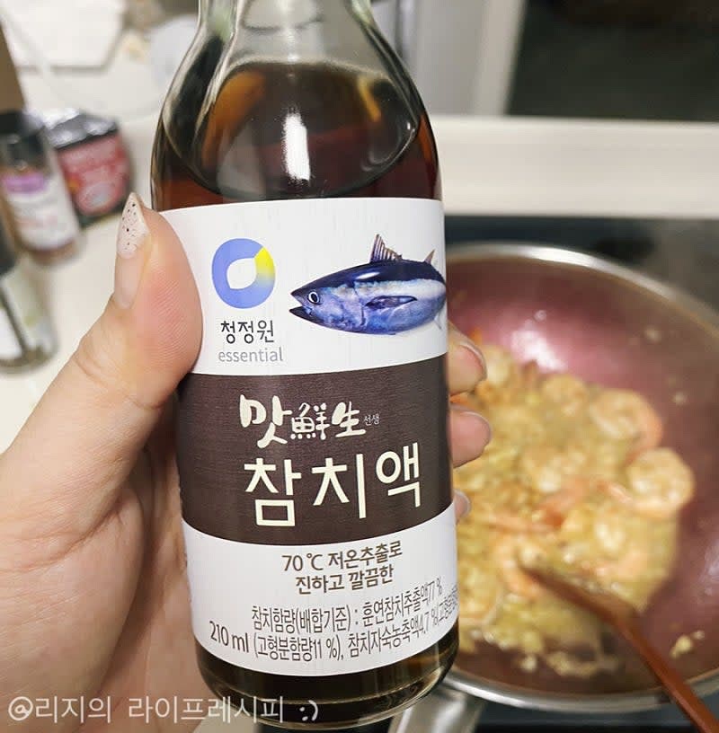 마늘과 양파는 덜어내주고 새우를 볶다가 반쯤 익으면 버터를 녹여서 같이 볶아주세요. 볶다가 후추를 뿌려주고 마늘과 양파를 다시 넣은 뒤 맛술과 참치액젓을 넣어주고, 페페론치노도 넣어 휘리릭 볶아주세요