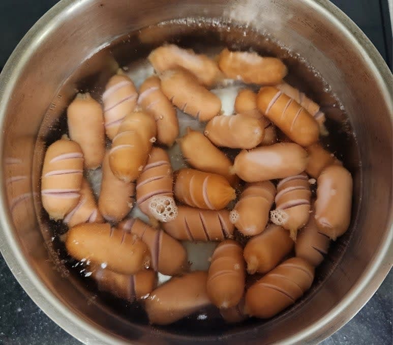 비엔나소세지에 칼집을 내고 끓는 물에 가볍게 데친 뒤 체에 밭쳐 헹궈 물기를 빼 줍니다.