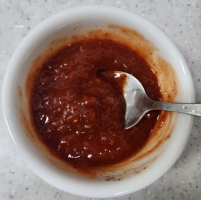 쏘야 케찹 소스는 소스 볼에 케찹 3스푼 , 고추장 1/3스푼 , 설탕 1/2스푼 , 다진마늘 1스푼 , 맛술 1스푼 , 후추를 넣고 섞어 만들어 주세요.