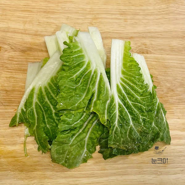흐르는 물로 2~3번 정도 꼼꼼하게 세척해 흙을 제거한 뒤 물을 빼고 줄기와 잎 부분을 세로로 갈라줍니다.