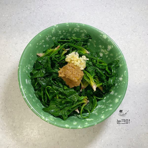 볼에 시금치를 탈탈 털듯이 놓아준 뒤 된장, 다진마늘, 국간장, 참기름, 통깨를 넣고 양념이 골고루 잘 베도록 조물조물 무쳐줍니다.