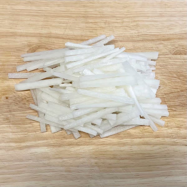 무를 결따라 얇은 두께로 썰어준 뒤 같은 두께로 채 썰어줍니다.